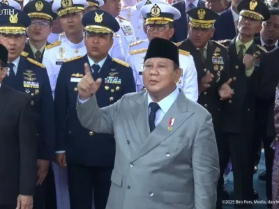 Momen Presiden Prabowo Subianto ikut menyanyikan lagu Indonesia Pusaka di Hari Kesaktian Pancasila di Lubang Buaya, Jakarta Timur, Rabu (1/10/2025). 