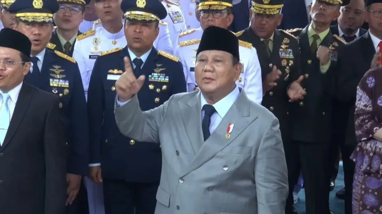 Momen Presiden Prabowo Subianto ikut menyanyikan lagu Indonesia Pusaka di Hari Kesaktian Pancasila di Lubang Buaya, Jakarta Timur, Rabu (1/10/2025). 
