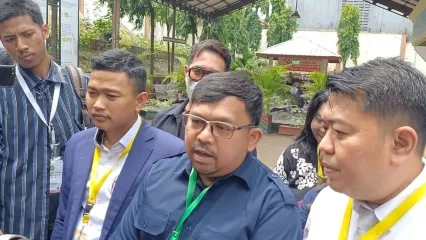 Bedu dan kuasa hukumnya, Dendy Finsa usai sidang di Pengadilan Agama Jakarta Selatan, Selasa (30/9/2025)