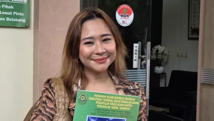 Mantan penyanyi cilik Chikita Meidy saat menghadiri sidang pemeriksaan saksi terkait perceraiannya di Pengadilan Agama Tigaraksa, Selasa (16/8/2025)