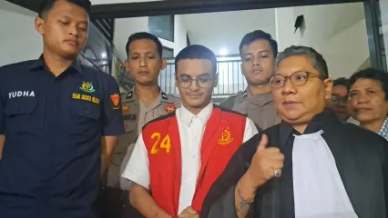Seleb TikTok Vadel Badjideh usai sidang lanjutan di Pengadilan Negeri Jakarta Selatan, Rabu (9/7/2025)
