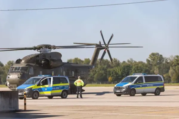 A German Armed Forces CH53 helicopter with a suspect on board stands on the apron of Karlsruhe/Baden-Baden Airport (FKB) as Federal Police vehicles are seen in the foreground. Three suspected members of the Islamist terrorist organization Hamas were arrested on Wednesday and are to be brought before the Federal Court of Justice in Karlsruhe today. Philipp von Ditfurth/dpa