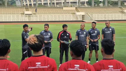 Pelatih Indra Sjafri memimpin pemusatan latihan Timnas Indonesia untuk SEA Games 2025 