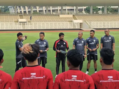 Pelatih Indra Sjafri memimpin pemusatan latihan Timnas Indonesia untuk SEA Games 2025 