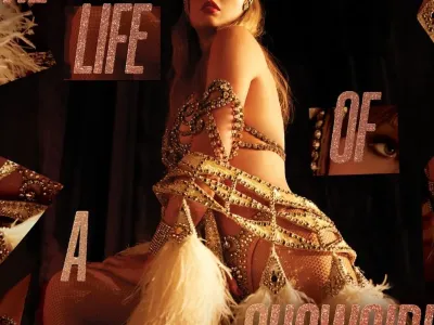 Taylor Swift hadir penuh gemerlap di era The Life of a Showgirl. Dari perhiasan mewah hingga busana showgirl, inilah gaya ikoniknya.