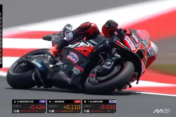 Aksi Marco Bezzecchi (Aprilia) di sesi Q2 MotoGP Mandalika 2025.