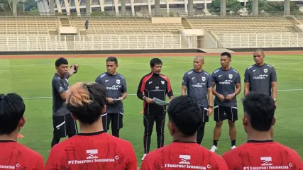 Pelatih Indra Sjafri memimpin pemusatan latihan Timnas Indonesia untuk SEA Games 2025 