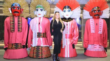 Mariah Carey tiba di Jakarta dan disambut ondel-ondel pada hari Kamis, (2/10/2025).