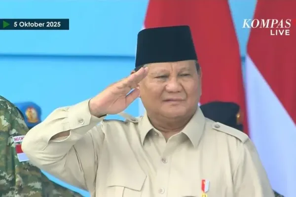 Presiden Prabowo Subianto menjadi inspektur upacara dalam peringatan HUT ke-80 TNI di lapangan Monumen Nasional (Monas), Jakarta, Minggu (5/10/2025).
