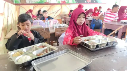 Siswa di salah satu lembaga sekolah di Kabupaten Bangkalan saat menikmati MBG