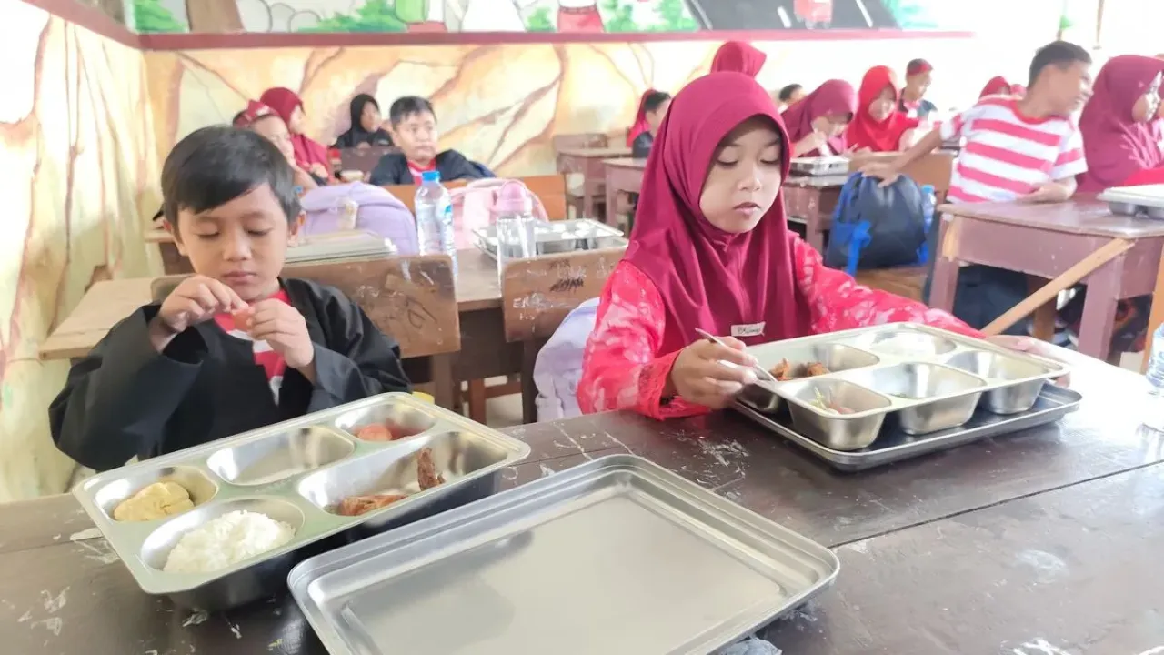 Siswa di salah satu lembaga sekolah di Kabupaten Bangkalan saat menikmati MBG