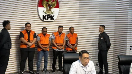 Komisi Pemberantasan Korupsi (KPK) menahan empat tersangka terkait kasus dugaan korupsi penerimaan hadiah atau janji terkait Pengurusan Dana Hibah untuk Kelompok Masyarakat (Pokmas) dari APBD Provinsi Jawa Timur tahun anggaran 2021 – 2022 pada Kamis (2/10/2025).