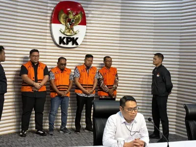 Komisi Pemberantasan Korupsi (KPK) menahan empat tersangka terkait kasus dugaan korupsi penerimaan hadiah atau janji terkait Pengurusan Dana Hibah untuk Kelompok Masyarakat (Pokmas) dari APBD Provinsi Jawa Timur tahun anggaran 2021 – 2022 pada Kamis (2/10/2025).