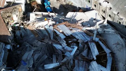 Pekerja menggunakan alat berat saat membongkar puing bangunan mushalla yang ambruk di Pondok Pesantren (Ponpes) Al Khoziny di Kecamatan Buduran, Sidoarjo, Jawa Timur, Kamis (2/10/2025). Pembongkaran bangunan tersebut untuk memudahkan akses tim evakuasi ke korban yang diduga masih banyak yang belum terselamatkan. ANTARA FOTO/Umarul Faruq/nym.