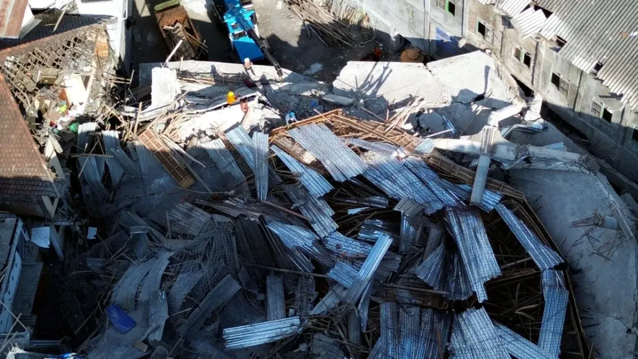 Pekerja menggunakan alat berat saat membongkar puing bangunan mushalla yang ambruk di Pondok Pesantren (Ponpes) Al Khoziny di Kecamatan Buduran, Sidoarjo, Jawa Timur, Kamis (2/10/2025). Pembongkaran bangunan tersebut untuk memudahkan akses tim evakuasi ke korban yang diduga masih banyak yang belum terselamatkan. ANTARA FOTO/Umarul Faruq/nym.
