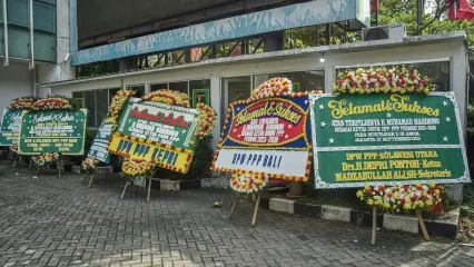 Kantor Dewan Pimpinan Pusat (DPP) Partai Persatuan Pembangunan (PPP) di Menteng, Jakarta Pusat, dipenuhi ratusan karangan bunga sebagai bentuk ucapan selamat atas terpilihnya Muhamad Mardiono sebagai Ketua Umum PPP periode 2025?2030.