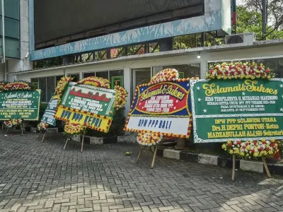 Kantor Dewan Pimpinan Pusat (DPP) Partai Persatuan Pembangunan (PPP) di Menteng, Jakarta Pusat, dipenuhi ratusan karangan bunga sebagai bentuk ucapan selamat atas terpilihnya Muhamad Mardiono sebagai Ketua Umum PPP periode 2025?2030.