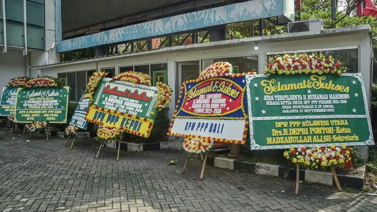 Kantor Dewan Pimpinan Pusat (DPP) Partai Persatuan Pembangunan (PPP) di Menteng, Jakarta Pusat, dipenuhi ratusan karangan bunga sebagai bentuk ucapan selamat atas terpilihnya Muhamad Mardiono sebagai Ketua Umum PPP periode 2025?2030.