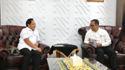 Menteri Dalam Negeri (Mendagri) Muhammad Tito Karnavian bertemu dengan Menteri Pendidikan Tinggi, Sains, dan Teknologi (Mendiktisaintek) Brian Yuliarto di Kantor Kemendiktisaintek, Jakarta, Rabu (1/10/2025).