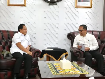 Menteri Dalam Negeri (Mendagri) Muhammad Tito Karnavian bertemu dengan Menteri Pendidikan Tinggi, Sains, dan Teknologi (Mendiktisaintek) Brian Yuliarto di Kantor Kemendiktisaintek, Jakarta, Rabu (1/10/2025).