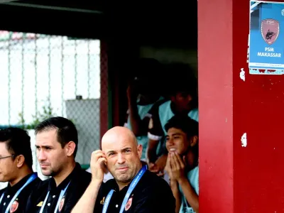 Pelatih PSM Makassar Bernardo Tavares saat di bench pada laga pekan ke-32 Liga 1 2023-2024 melawan Madura united yang berakhir dengan skor 2-0 di Stadion Gelora Bangkalan, Minggu (21/4/2024) malam.