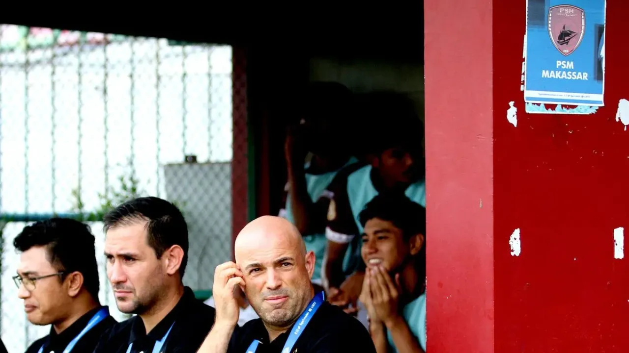 Pelatih PSM Makassar Bernardo Tavares saat di bench pada laga pekan ke-32 Liga 1 2023-2024 melawan Madura united yang berakhir dengan skor 2-0 di Stadion Gelora Bangkalan, Minggu (21/4/2024) malam.