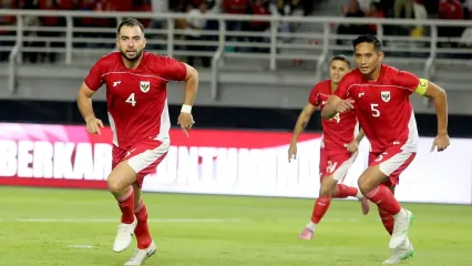 Pemain timnas Indonesia Jordi Amat selebrasi bersama Rizky Ridho usai menjebol gawang Taiwan saat laga FIFA Matchday yang berakhir dengan skor 6-0 berlangsung di Stadion Gelora Bung Tomo Surabaya, Jawa Timur, Jumat (5/9/2025) malam.