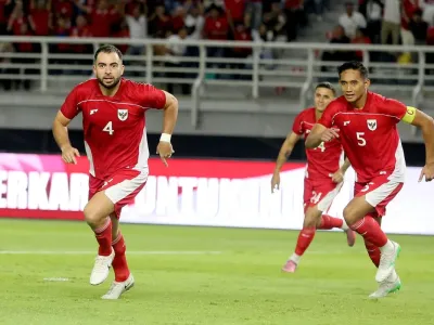 Pemain timnas Indonesia Jordi Amat selebrasi bersama Rizky Ridho usai menjebol gawang Taiwan saat laga FIFA Matchday yang berakhir dengan skor 6-0 berlangsung di Stadion Gelora Bung Tomo Surabaya, Jawa Timur, Jumat (5/9/2025) malam.