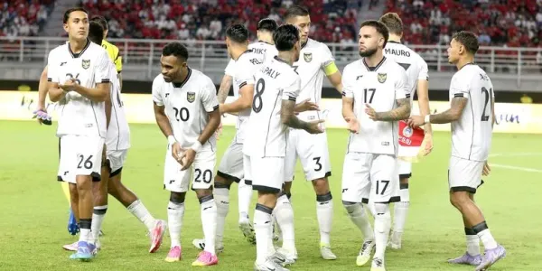 Pemain timnas Indonesia usai foto bersama jelang laga FIFA Matchday melawan Lebanon yang berakhir dengan skor 0-0 di Stadion Gelora Bung Tomo Surabaya, Jawa Timur, Senin (8/9/2025) malam.