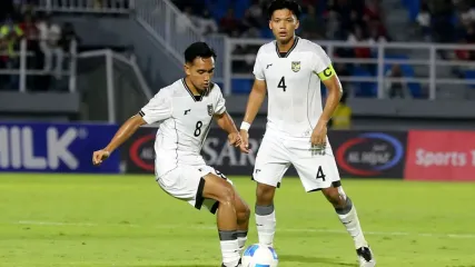 Pemain Timnas U23 Indonesia Muhammad Rayhan Hannan dan Kadek Arel saat laga grup J Kualifikasi Piala Asia U23 2026 melawan Laos yang berakhir dengan skor 0-0 di Stadion Gelora Delta Sidoarjo, Jawa Timur, Rabu (3/9/2025) malam.