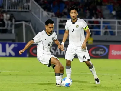 Pemain Timnas U23 Indonesia Muhammad Rayhan Hannan dan Kadek Arel saat laga grup J Kualifikasi Piala Asia U23 2026 melawan Laos yang berakhir dengan skor 0-0 di Stadion Gelora Delta Sidoarjo, Jawa Timur, Rabu (3/9/2025) malam.