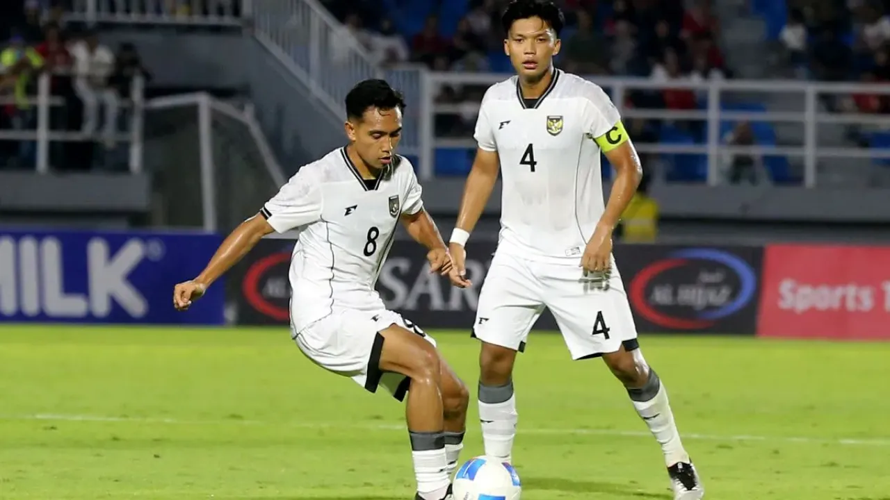 Pemain Timnas U23 Indonesia Muhammad Rayhan Hannan dan Kadek Arel saat laga grup J Kualifikasi Piala Asia U23 2026 melawan Laos yang berakhir dengan skor 0-0 di Stadion Gelora Delta Sidoarjo, Jawa Timur, Rabu (3/9/2025) malam.