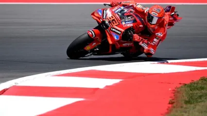 Pebalap Ducati Lenovo Team, Marc Marquez, mengendarai motornya dalam sesi Practice MotoGP Indonesia 2025 di Sirkuit Internasional Mandalika di Mandalika, Nusa Tenggara Barat pada 3 Oktober 2025. (Foto oleh SONNY TUMBELAKA / AFP)