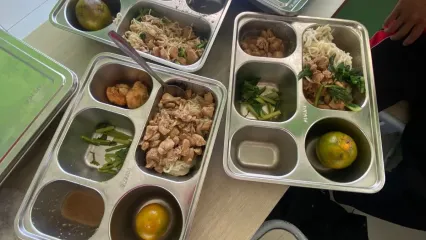 Program Makan Bergizi Gratis (MBG) yang digulirkan pemerintah sejak pertengahan Juli 2025 terus menuai tanggapan beragam dari masyarakat. Di Samarinda, sejumlah siswa dan orang tua murid memberikan pandangan mereka terkait kualitas dan manfaat program tersebut, Jumat (3/10/2025).