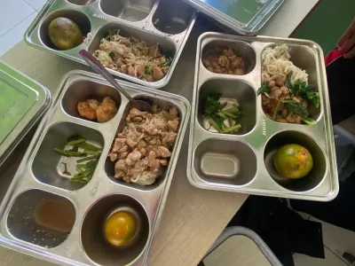 Program Makan Bergizi Gratis (MBG) yang digulirkan pemerintah sejak pertengahan Juli 2025 terus menuai tanggapan beragam dari masyarakat. Di Samarinda, sejumlah siswa dan orang tua murid memberikan pandangan mereka terkait kualitas dan manfaat program tersebut, Jumat (3/10/2025).