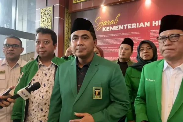 Sekretaris Jenderal PPP, Taj Yasin Maimoen alias Gus Yasin usai menyerahkan berkas-berkas hasil Muktamar X PPP yang memenangkan Agus Suparmanto ke Direktorat Jenderal Administrasi Hukum Umum (Ditjen AHU) Kementerian Hukum, Rabu (1/10/2025).