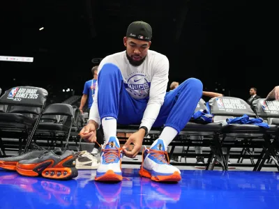 ABU DHABI, UAE - OCTOBER 1: Karl-Anthony Towns #32 of the New York Knicks laces up during practice and media availability as part of 2025 NBA Global Games Abu Dhabi at Etihad Arena on October 1, 2025 in Abu Dhabi, The United Arab Emirates. NOTE TO USER: User expressly acknowledges and agrees that, by downloading and/or using this Photograph, user is consenting to the terms and conditions of the Getty Images License Agreement. Mandatory Copyright Notice: Copyright 2025 NBAE (Photo by Jesse D. Garrabrant/NBAE via Getty Images)