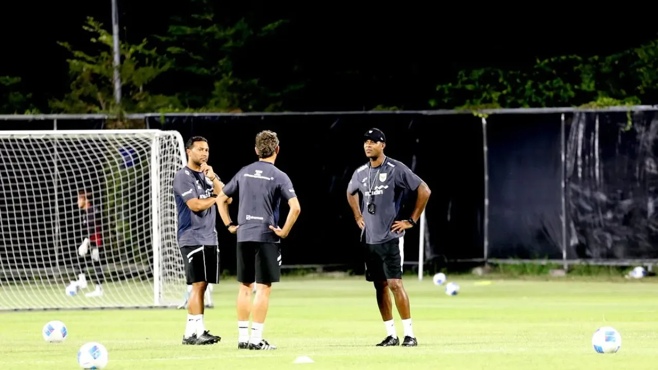 Pelatih Timnas Indonesia, Patrick Kluivert (kanan) berbincang dengan asistennya dalam sesi latihan di Lapangan C Kompleks Gelora Bung Tomo, Surabaya, Selasa (2/9/2025).
