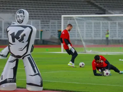 Kiper Indonesia Maarten Paes dan Nadeo Argawinata menjalanii sesi latihan jelang pertandingan Kualifikasi Piala Dunia 2026 di Stadion Madya, Gelora Bung Karno, Senayan, Minggu (22/3/2025). Indonesia akan menghadapi Bahrain dalam laga putaran ketiga Kualifikasi Piala Dunia 2026, di Stadion Utama Gelora Bung Karno, pada Selasa (25/3/2025).