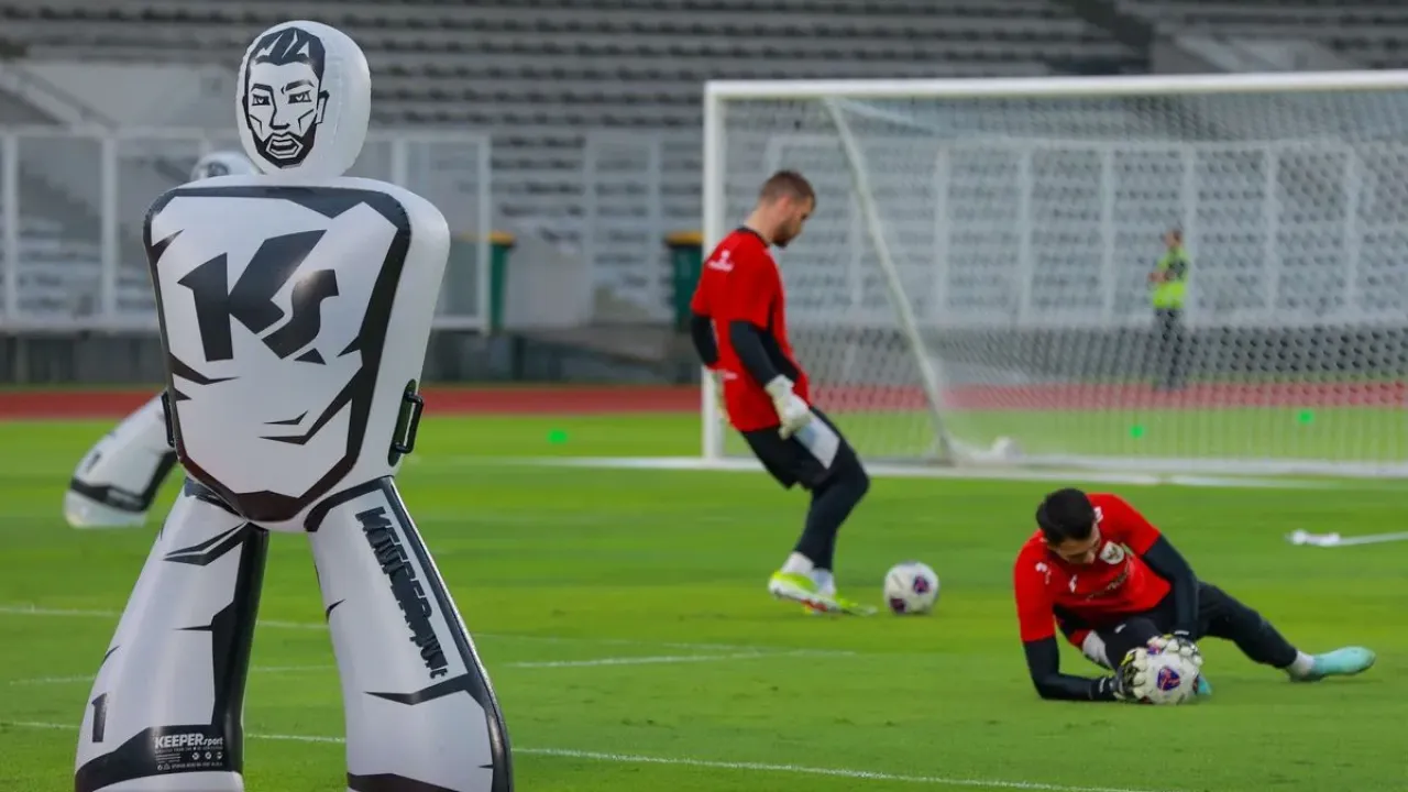 Kiper Indonesia Maarten Paes dan Nadeo Argawinata menjalanii sesi latihan jelang pertandingan Kualifikasi Piala Dunia 2026 di Stadion Madya, Gelora Bung Karno, Senayan, Minggu (22/3/2025). Indonesia akan menghadapi Bahrain dalam laga putaran ketiga Kualifikasi Piala Dunia 2026, di Stadion Utama Gelora Bung Karno, pada Selasa (25/3/2025).