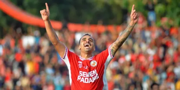 Pesepak bola Semen Padang FC Bruno Gomes melakukan selebrasi usai mencetak gol ke gawang Dewa United pada pertandingan BRI Super League di Stadion H Agus Salim Padang, Sumatera Barat, Jumat (15/8/2025). Tim Kabau Sirah mengalahkan tamunya Dewa United dengan skor 2-0. ANTARA FOTO/Iggoy el Fitra/foc.