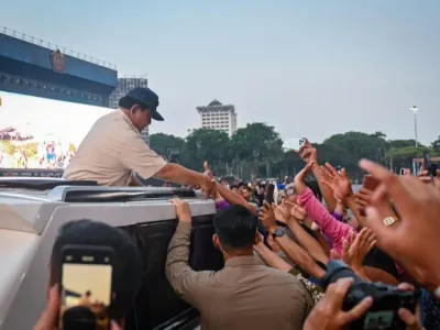 Presiden Prabowo Subianto menyempatkan diri meninjau langsung gladi bersih atau persiapan peringatan puncak HUT ke-80 TNI di kawasan Monumen Nasional (Monas), Jakarta Pusat, Jumat (3/10/2025). 