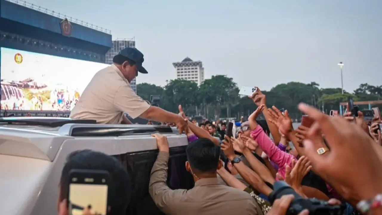 Presiden Prabowo Subianto menyempatkan diri meninjau langsung gladi bersih atau persiapan peringatan puncak HUT ke-80 TNI di kawasan Monumen Nasional (Monas), Jakarta Pusat, Jumat (3/10/2025). 