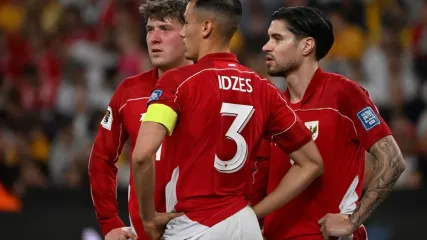 Ekspresi Jay Idzes, Kevin Diks, dan Ole Romeny dalam laga Kualifikasi Piala Dunia 2026 antara Australia vs Indonesia di Sydney Football Stadium, Kamis (20/3/2025). (Photo by Saeed KHAN / AFP) 