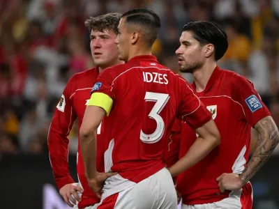 Ekspresi Jay Idzes, Kevin Diks, dan Ole Romeny dalam laga Kualifikasi Piala Dunia 2026 antara Australia vs Indonesia di Sydney Football Stadium, Kamis (20/3/2025). (Photo by Saeed KHAN / AFP) 