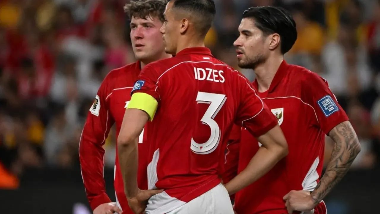 Ekspresi Jay Idzes, Kevin Diks, dan Ole Romeny dalam laga Kualifikasi Piala Dunia 2026 antara Australia vs Indonesia di Sydney Football Stadium, Kamis (20/3/2025). (Photo by Saeed KHAN / AFP) 