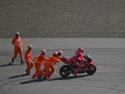 Pebalap Ducati Lenovo, Marc Marquez, terbang ke Spanyol usai mengalami crash dengan Marco Bezzecchi di MotoGP Mandalika 2025. (ANTARAFOTO/Aditya Pradana Putra/YU)

