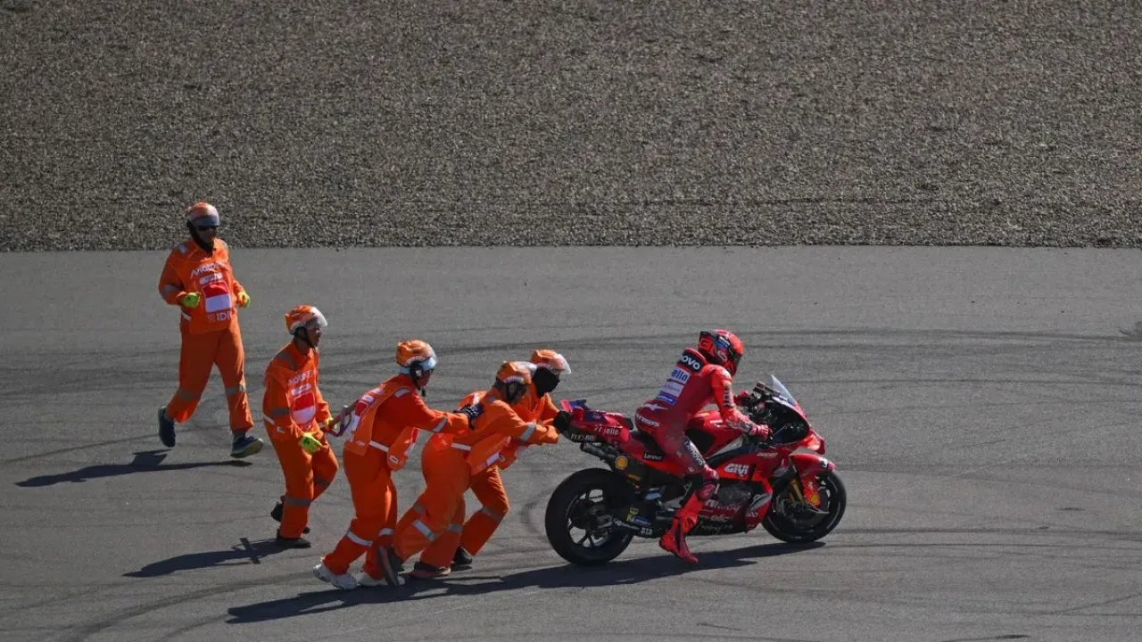 Pebalap Ducati Lenovo, Marc Marquez, terbang ke Spanyol usai mengalami crash dengan Marco Bezzecchi di MotoGP Mandalika 2025. (ANTARAFOTO/Aditya Pradana Putra/YU)

