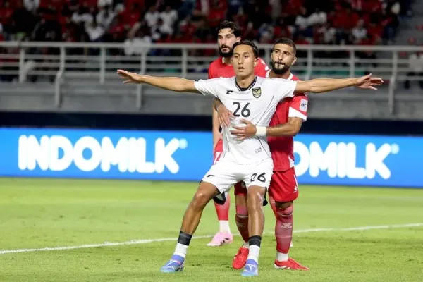 Pemain timnas Indonesia Miliano Jonathans dijaga ketat pemain Lebanon saat laga FIFA Matchday yang berakhir dengan skor 0-0 di Stadion Gelora Bung Tomo Surabaya, Jawa Timur, Senin (8/9/2025) malam.