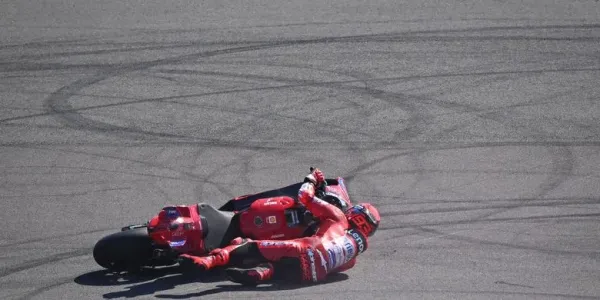 Pebalap Ducati Lenovo Marc Marquez terjatuh dalam sesi practice MotoGP Indonesia 2025 di tikungan 11 Sirkuit Internasional Pertamina Mandalika, Lombok Tengah, Nusa Tenggara Barat, Jumat (3/10/2025). Pembalap Aprilia, Marco Bezzecchi, menjadi yang tercepat dalam sesi tersebut dengan catatan waktu tercepat satu menit 29,240 detik, sementara pembalap BK8 Gresini Racing MotoGP Fermin Aldeguer berada di peringkat dua dengan cacatan waktu 0,408 detik lebih lambat dari Bezzecchi. ANTARAFOTO/Aditya Pradana Putra/YU


